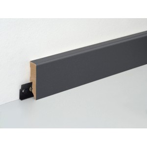 Graue FN Neuhofer Sockelleiste FU062L (RAL 7016) mit Clip-System an Wand befestigt.