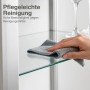 Reinigung eines Glasbodens der Vitrine mit einem Tuch. Erweiterungsset für mehr Stellfläche.