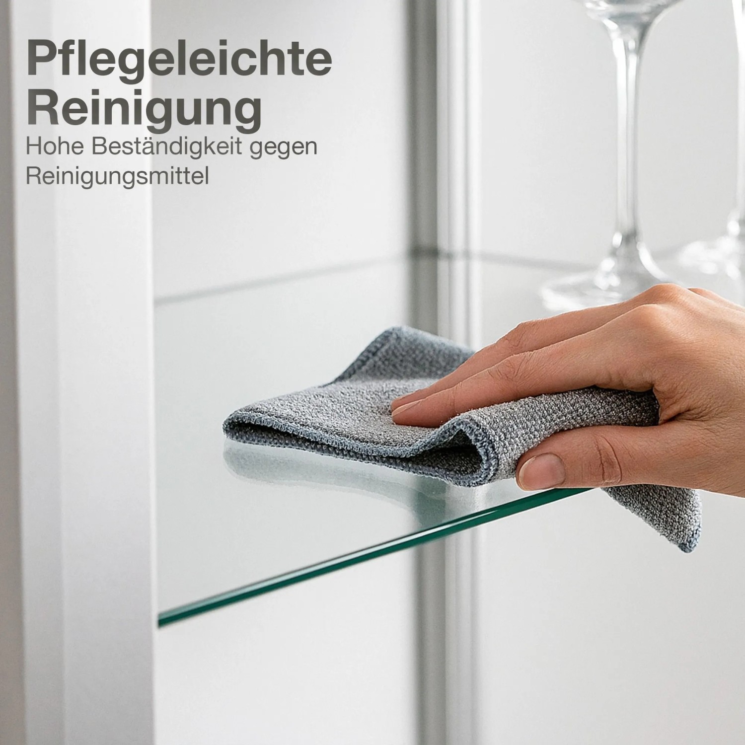 Reinigung eines Glasbodens der Vitrine mit einem Tuch. Erweiterungsset für mehr Stellfläche.