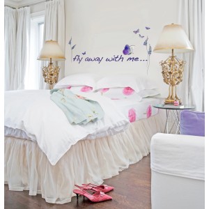 Wandtattoo Komar Deko-Sticker Butterflies im Schlafzimmer auf einer weißen Wand.