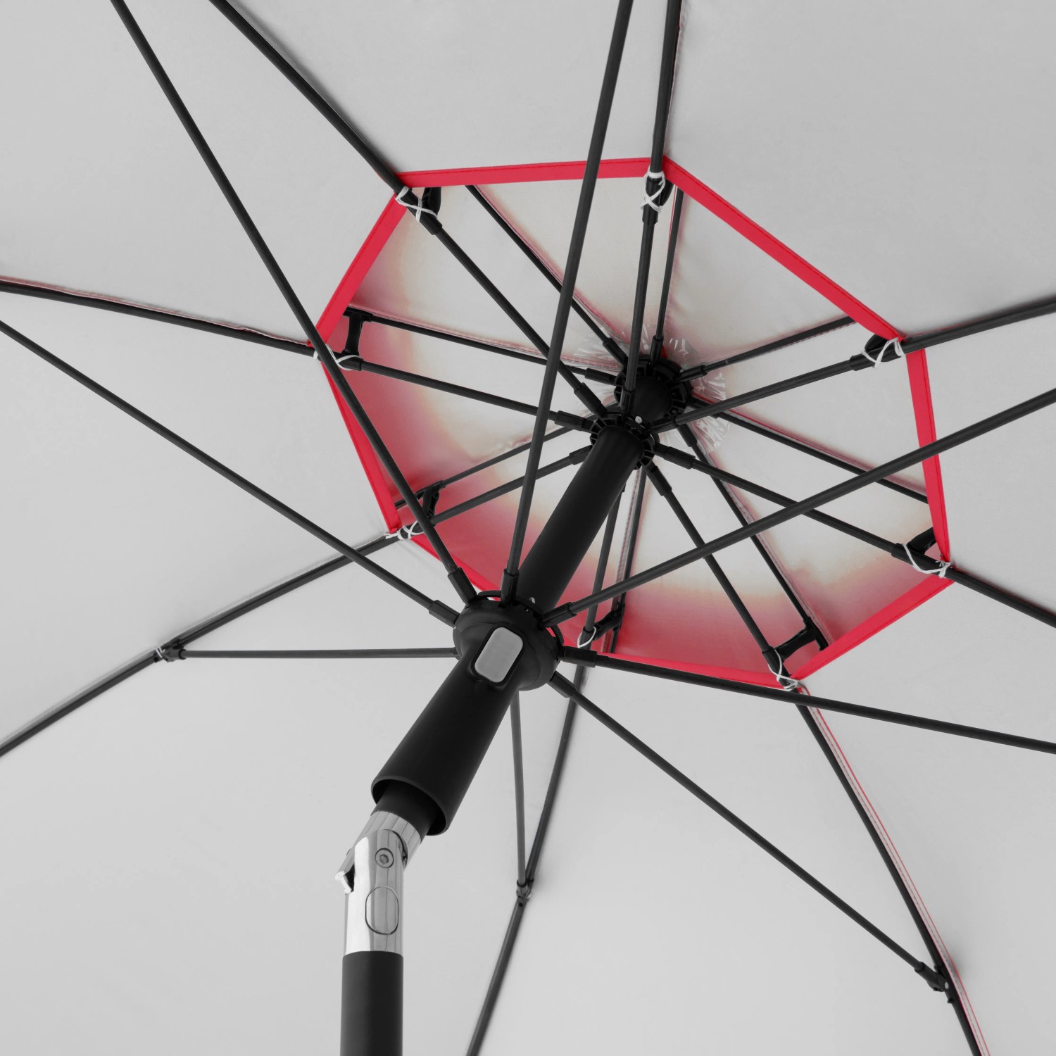 Detailaufnahme: Roter Doppler Strandschirm Windprofi Neo mit Windventil und Fiberglas-Streben.