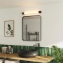 Philips LED-Röhre T5 in Weiß über Spiegel im Badezimmer. Energiesparende LED-Leuchtstofflampe.