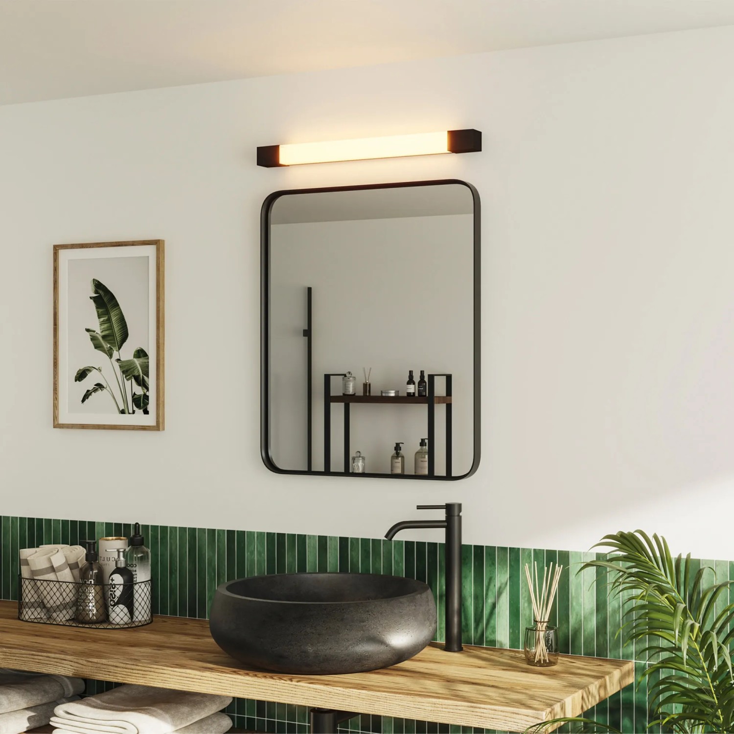 Philips LED-Röhre T5 in Weiß über Spiegel im Badezimmer. Energiesparende LED-Leuchtstofflampe.