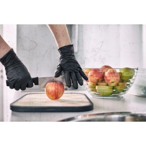 Gebol Black Nitril Einweghandschuhe Größe L beim Apfel schneiden.