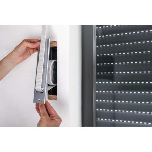 Schellenberg Einlasswickler Maxi 215 mm verzinkt im Einbau mit Rollladen im Hintergrund.