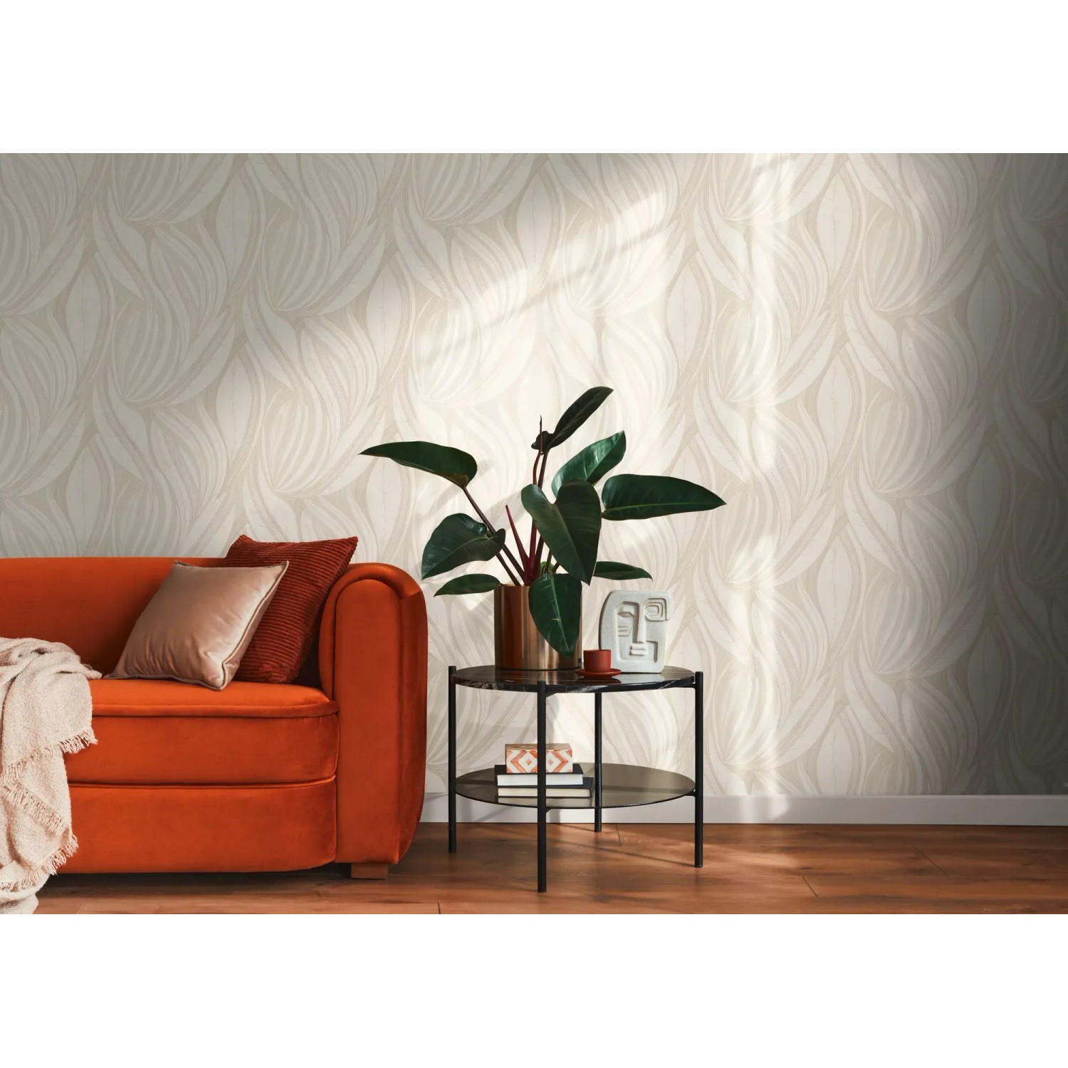 Wohnraum mit A.S. Creation Vliestapete Blätter Floral in Creme-Weiß. Dekorative Tapete mit Blätter-Motiv.