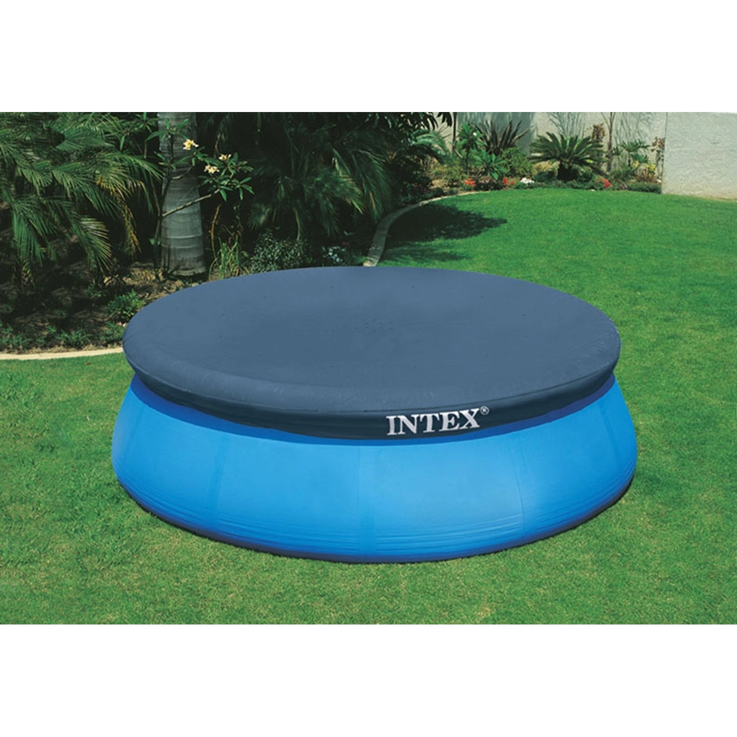 Intex Abdeckplane für Easy Set Pools® (Ø 457 cm), dunkelgraue Poolabdeckung auf blauem Pool im Garten.