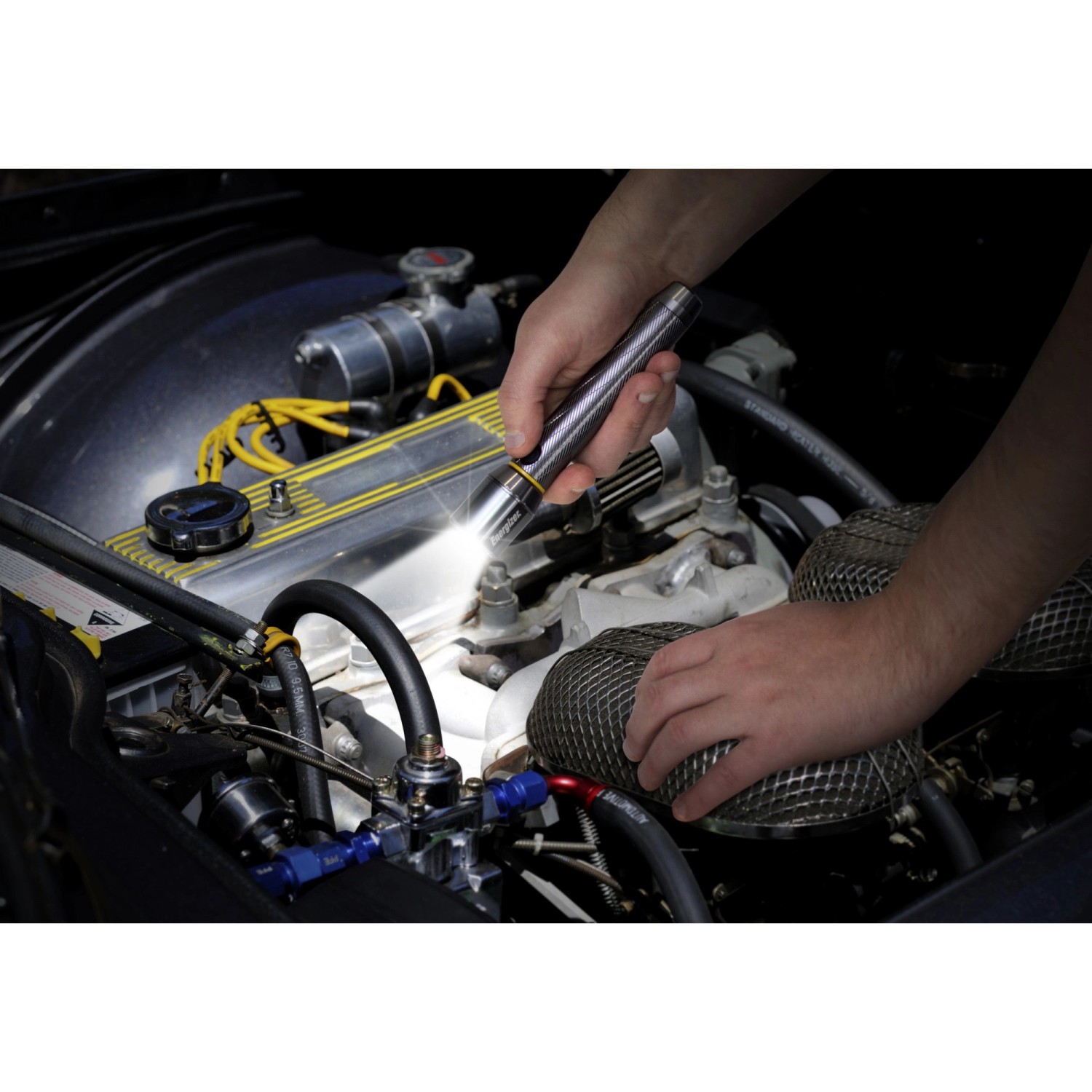 Energizer Vision HD Metall Taschenlampe leuchtet in einem Motorraum.