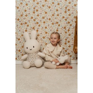 Little Dutch Vliestapete Vintage Little Flowers rosa-orange im Kinderzimmer mit Kind und Spielzeug.