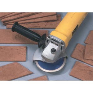 Diamant-Trennscheibe 110 mm am Winkelschleifer beim Fliesenschneiden.