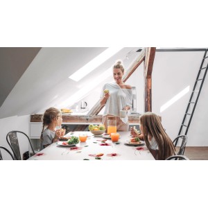 Familie am Esstisch mit d-c-fix Tischdecke Poppyfield mit Mohnblumenmuster.