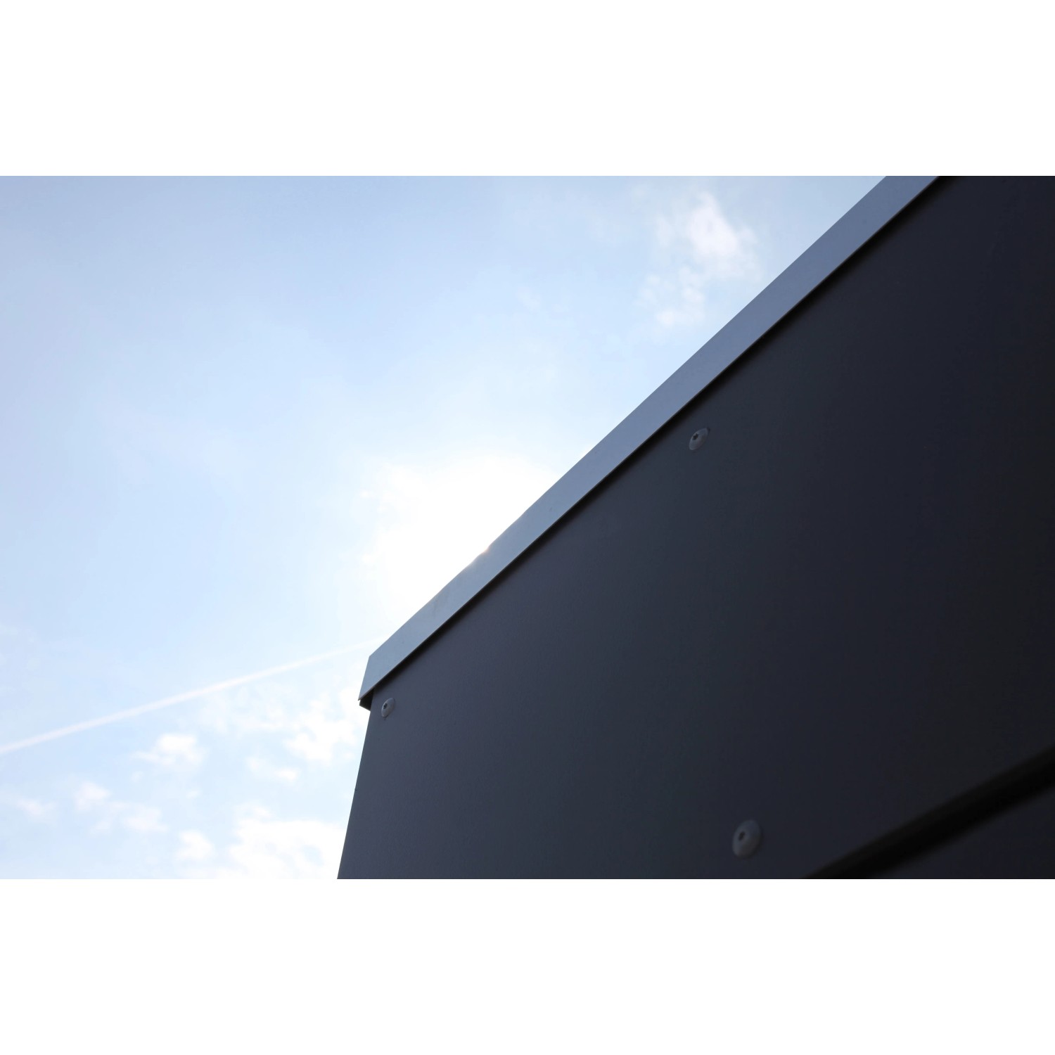 Detailansicht: Modernes Skan Holz Gartenhaus Sydney in Telegrau mit Aluminium-Abschlusskante.