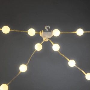 Warmweißer LED-Lichtervorhang in Bogenform mit transparentem Kabel und Haken. Ideal für Außenbeleuchtung.