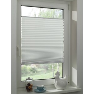 Weißes Gardinia Plissee Concept Thermo, 70x130 cm, am Fenster montiert.