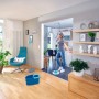Frau wischt Boden mit Leifheit Clean Twist Disc Mop Ergo Reinigungsset.