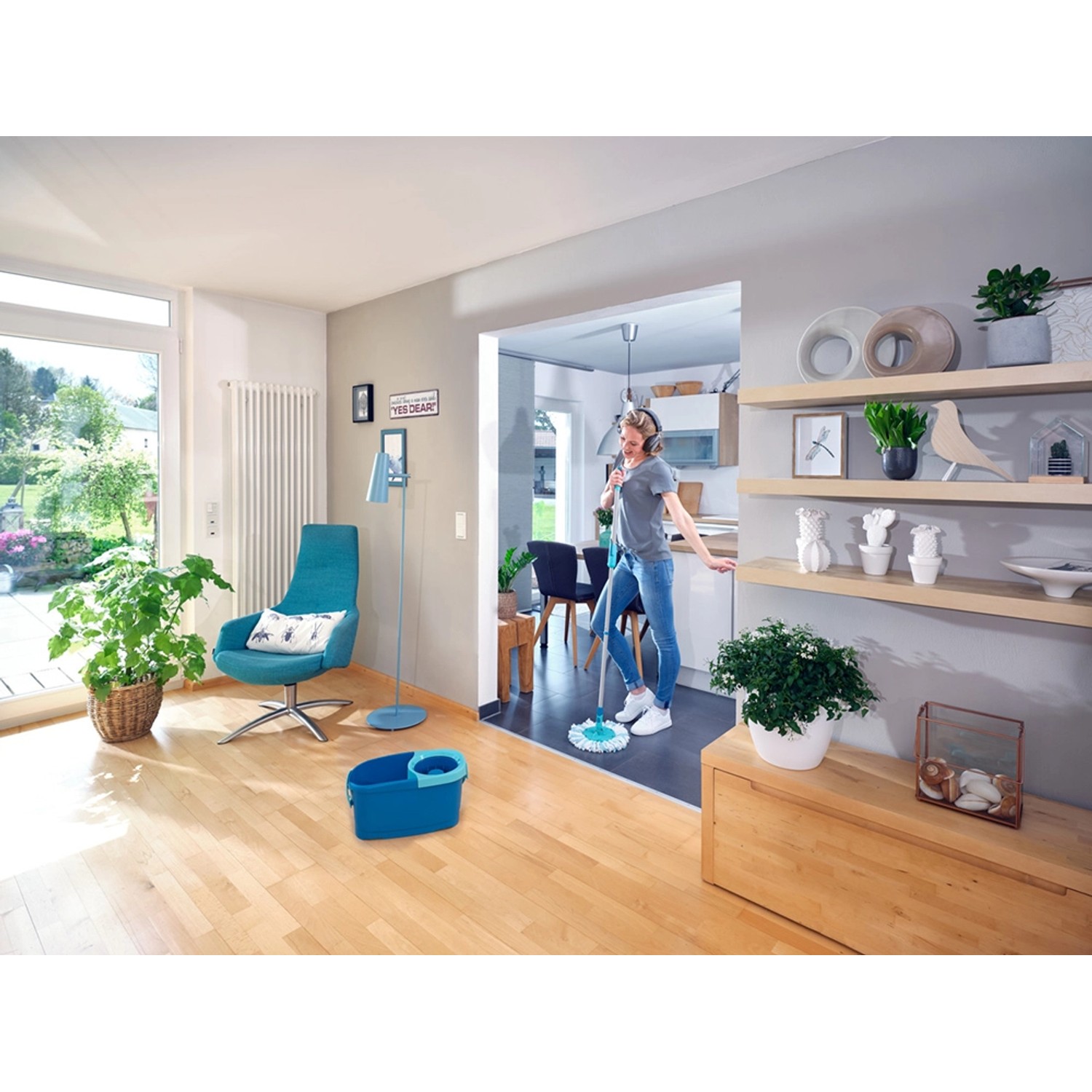 Frau wischt Boden mit Leifheit Clean Twist Disc Mop Ergo Reinigungsset.