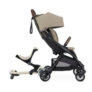 Beiger Kinderwagen mit weiß-schwarzem Globber Go-Up 360 Trittbrett, werkzeuglos befestigt.