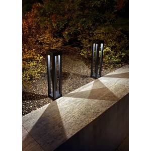 Zwei schwarze LED Solar Erdspieße Lucius von Näve, 54,4 cm hoch, beleuchten einen Gartenweg.