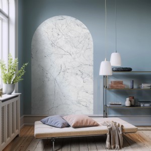 Selbstklebende Vlies Fototapete Slab mit Marmor-Optik in Wohnraum-Szene, 127x200 cm.