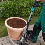 wolfcraft Sackkarre TS 1500 klappbar mit großem Blumentopf auf Pflastersteinen.