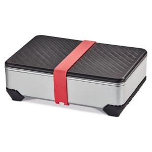 Enders Camping-Gasgrill Pace, geschlossen mit rotem Halteband. Kompakter Grill für unterwegs.