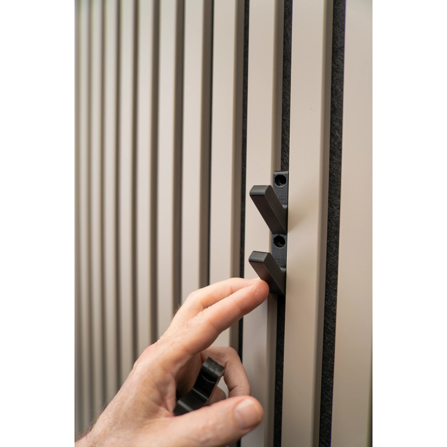 Denpanels 3D Haken, 2er-Set, schwarz, zur Montage an Akustikpaneelen.