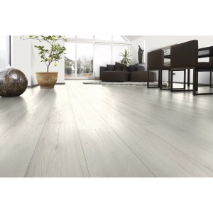 Heller Kaindl Comfort Laminatboden 7mm Eiche San Remo Crysta im Wohnraum verlegt.