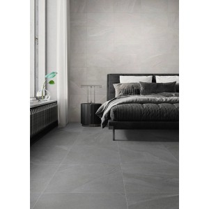 Verlegtes, graues Feinsteinzeug Burlington 60x60 im Schlafzimmer. Moderne Bodenfliese mit matter Oberfläche.