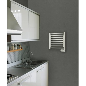 Weißer Ximax Elektro-Handtuchwärmer Puck mit Klappelement (47x50 cm, 150 Watt) an grauer Wand im Bad.