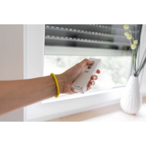 Hand bedient Schellenberg Funk-Handsender (5-Kanal, weiß) für Rollladensteuerung.