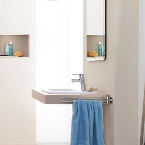 Moderne Waschtischarmatur: Grohe Concetto S-Size Einhandmischer in Chrom mit Handtuchhalter und blauem Handtuch.