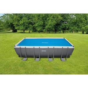 Rechteckiger Intex Ultra Frame Pool 549x274 mit blauer Solarplane zur Wassererwärmung.
