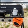 Petromax Aramid Topflappen Paar, schwarz-orange, mit Grill, Topf und Kessel im Outdoor-Einsatz.