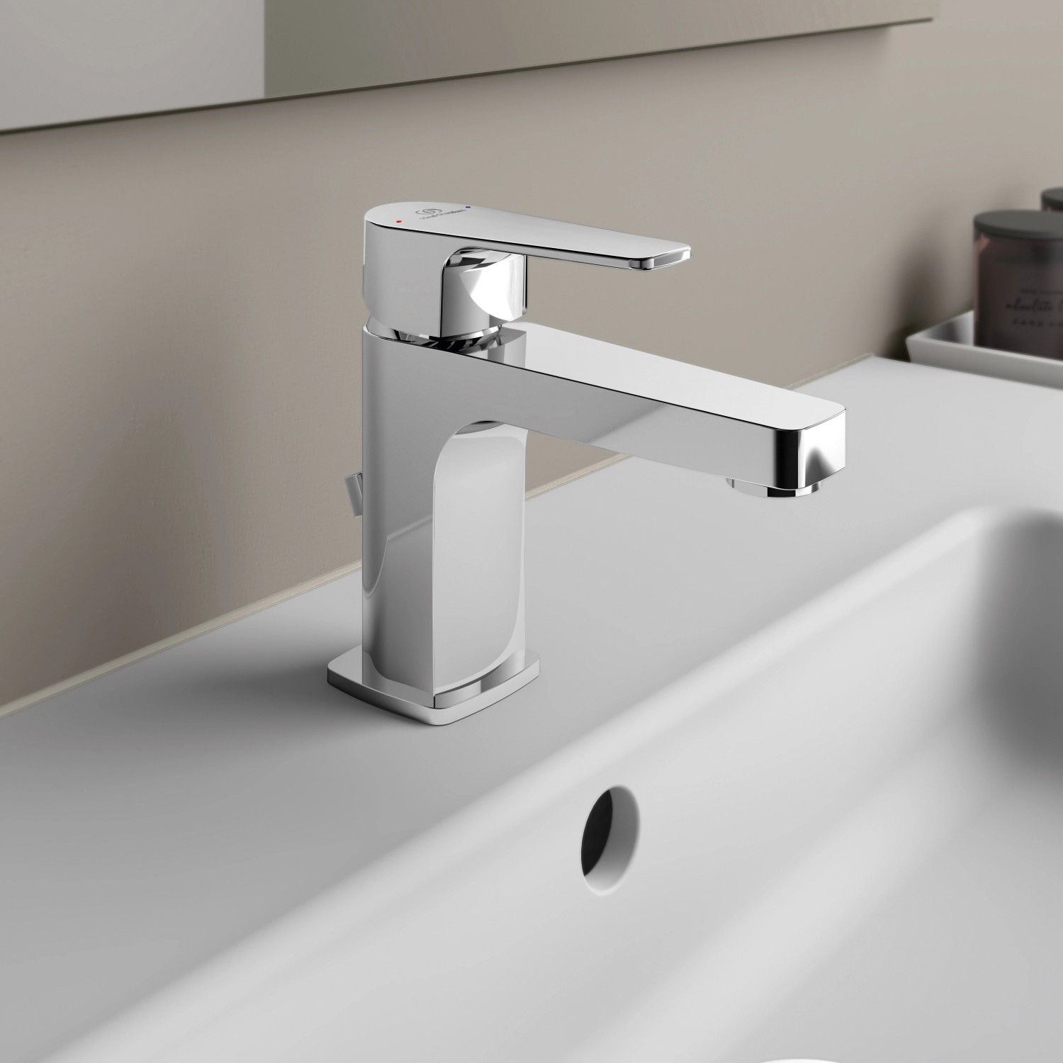 Ideal Standard Cerafine D Waschtischarmatur H80 in Chrom auf einem weißen Waschbecken.