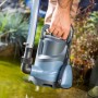 Schmutzwasserpumpe TPS 8000 (400 W) im Einsatz am Teich, mit Schlauch und Schwimmerschalter.