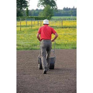 Mann benutzt Al-Ko Gartenwalze GW 50 auf einem Feld zur Rasenpflege.