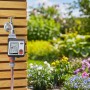 Gardena Bewässerungscomputer Master am Wasserhahn im Garten. Bewässerungssteuerung mit Display.