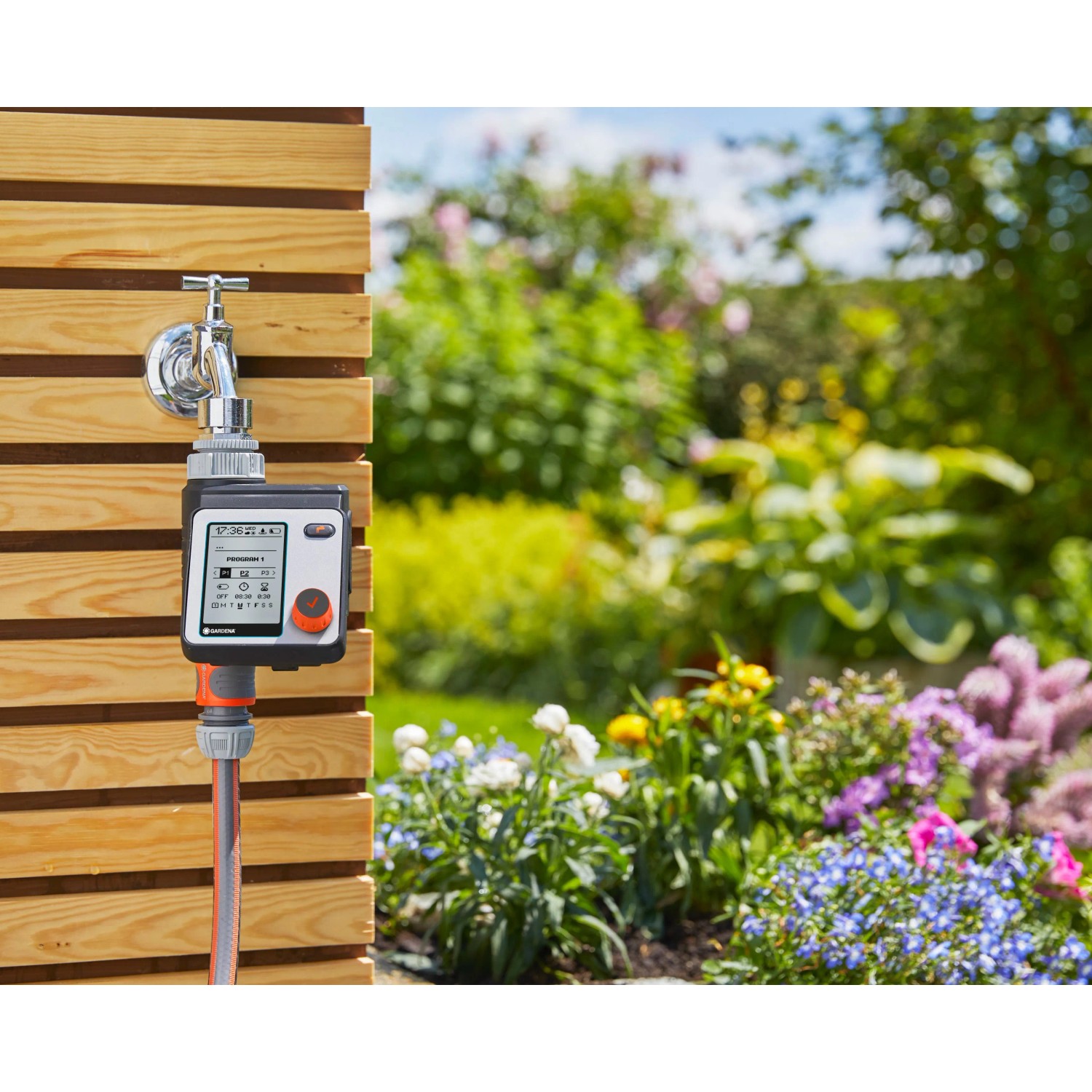 Gardena Bewässerungscomputer Master am Wasserhahn im Garten. Bewässerungssteuerung mit Display.