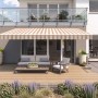 Gelenkarmmarkise Wismar Classic, 300x200 cm, braun-beige gestreift, montiert an Hauswand über Terrasse.