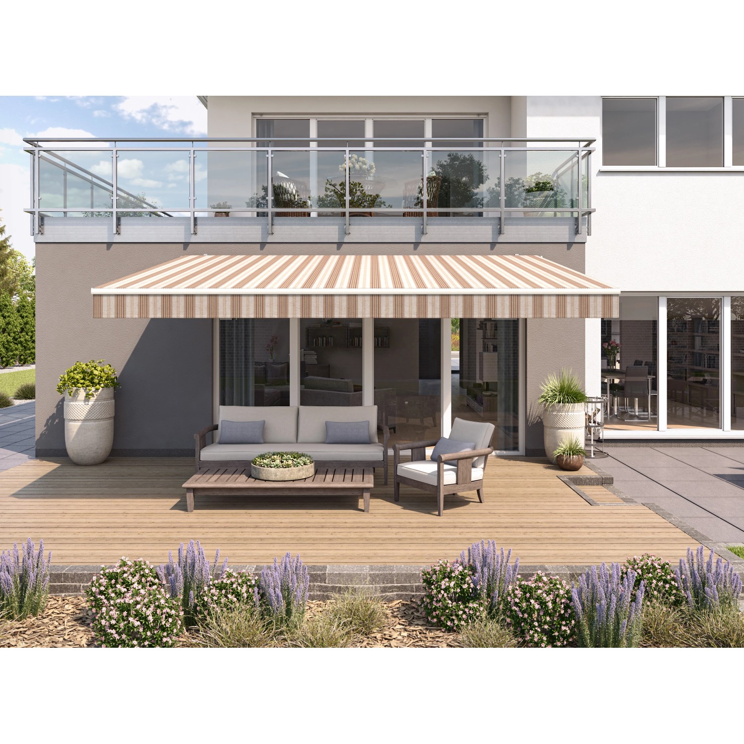 Gelenkarmmarkise Wismar Classic, 300x200 cm, braun-beige gestreift, montiert an Hauswand über Terrasse.