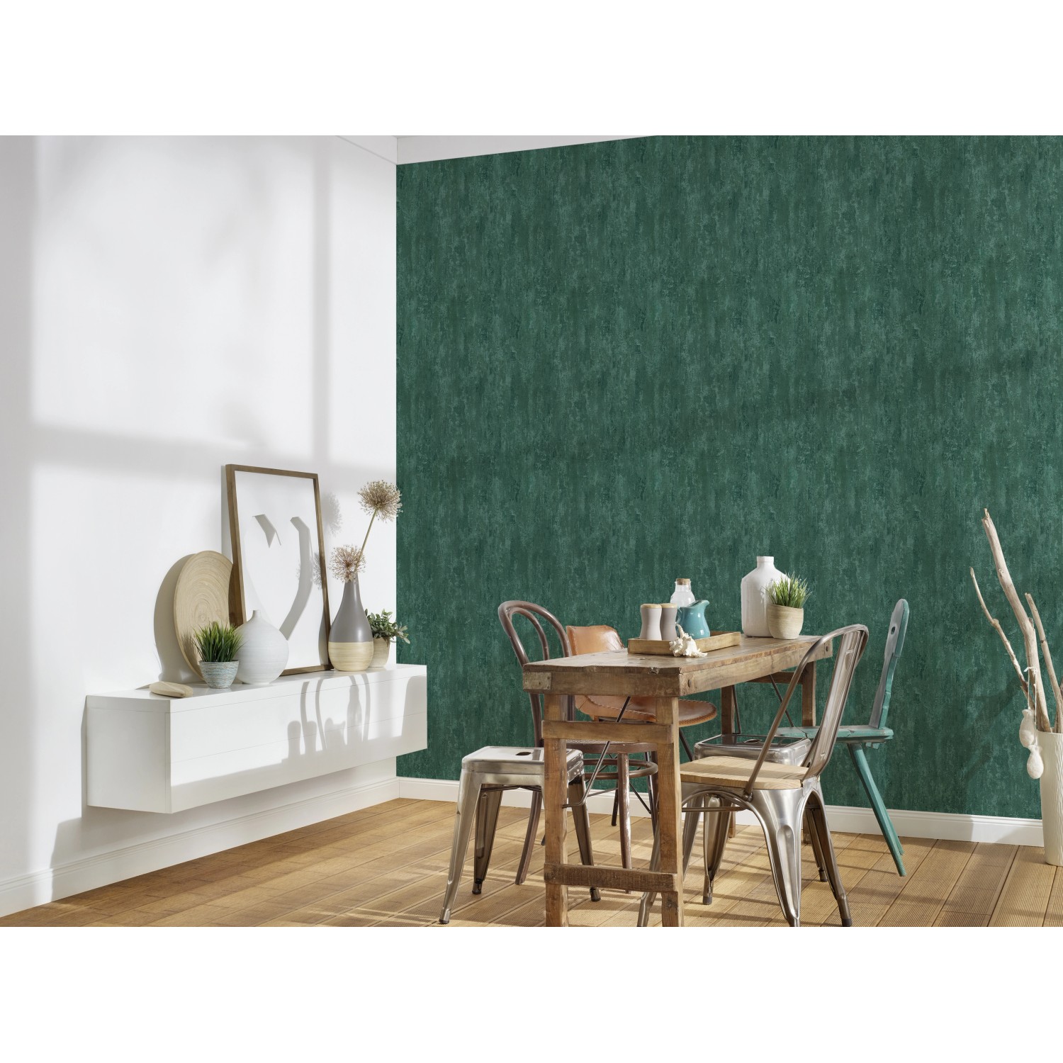 Wohnraum mit A.S. Création Vliestapete in Rostoptik Dunkelgrün. Dekorative Tapete mit leichter Struktur und Glanz.