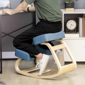 Blauer ergonomischer Kniestuhl aus Birke mit Polstern, in Nutzung am Schreibtisch. Fördert gesunde Sitzhaltung.