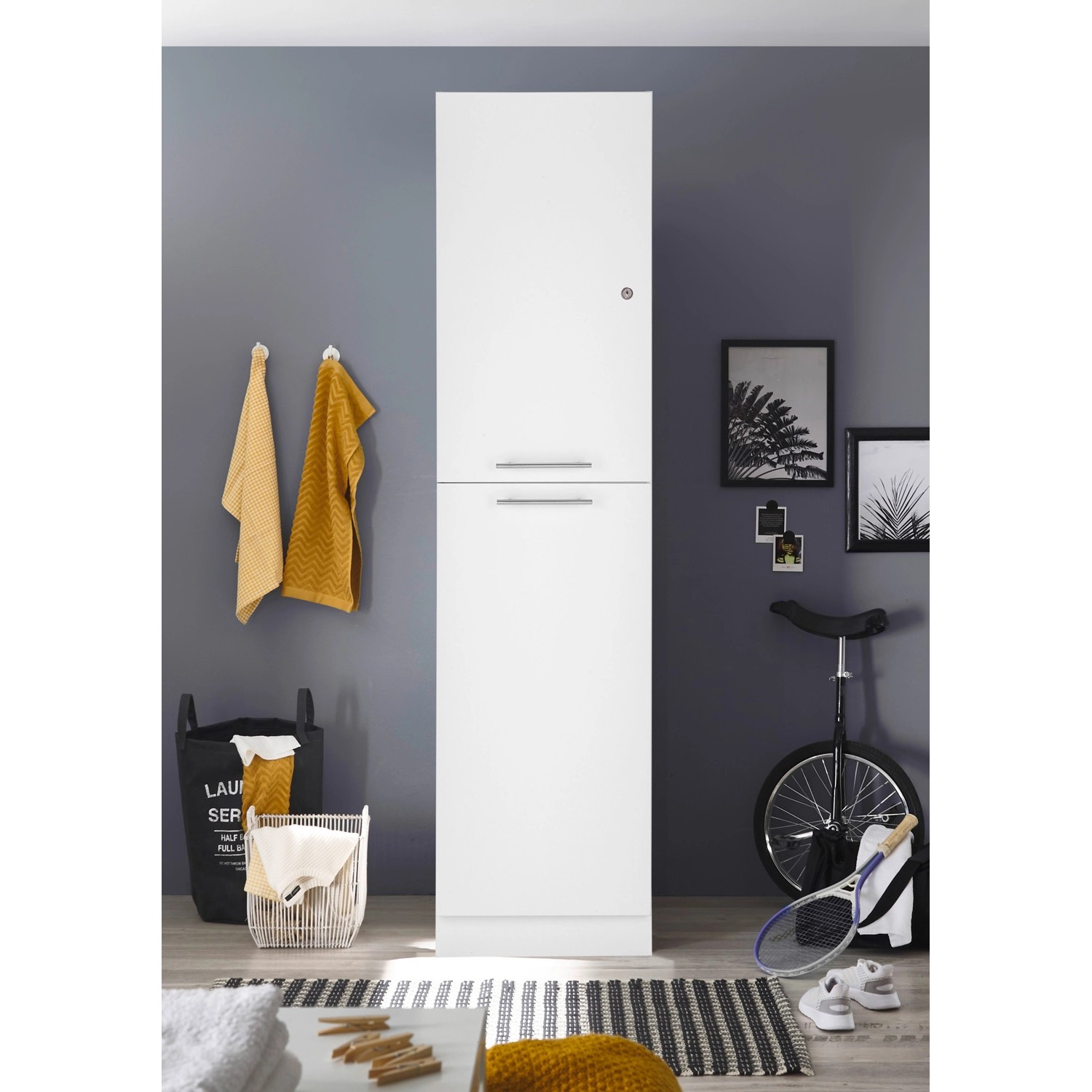 Weißer, matter Respekta Hochschrank Clara, 200 cm hoch, mit zwei Türen und Relinggriffen.