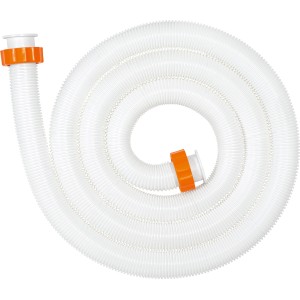 Weißer, gewundener Schlauch mit orangenen Anschlüssen für die Sandfilteranlage.