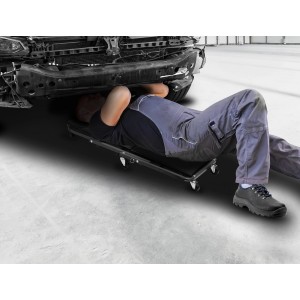 Mann benutzt Apa Montagerollbrett unter Auto. 2in1 Rollbrett/Hocker für Autoreparatur.