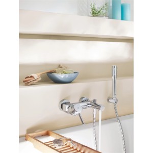 Grohe Concetto Wannenarmatur mit Handbrause in Chrom, montiert an einer Badewanne.