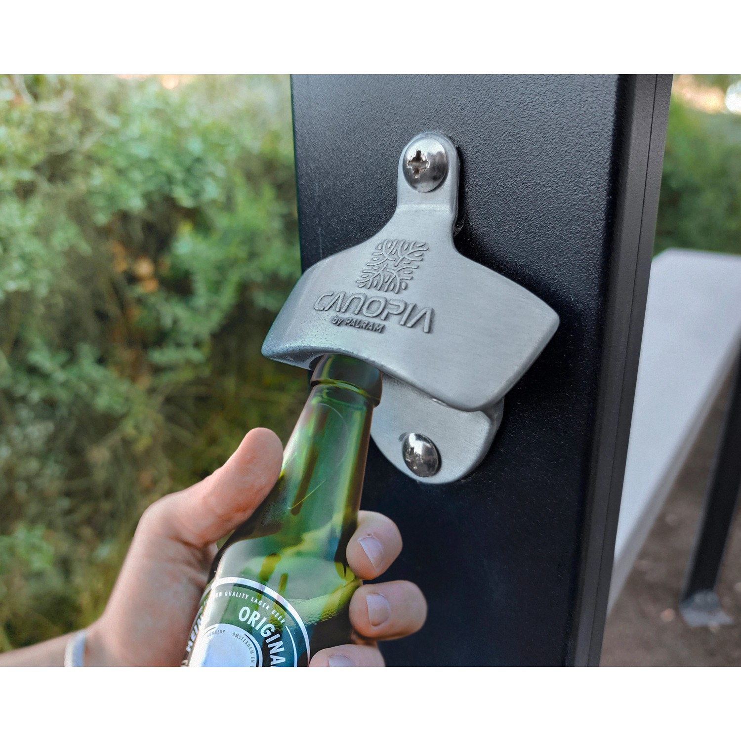 Flaschenöffner am Palram Canopia BBQ Pavillon Austin im Einsatz.