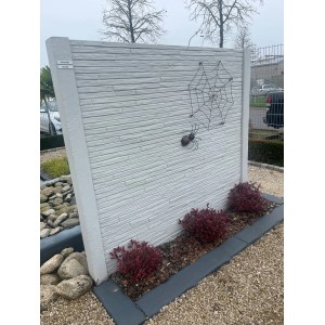 Betonzaun in Lichtgrau mit Deko-Spinne und Netz. Acrylfarbe für langlebigen Schutz.