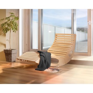 Weka Wellnessliege aus Holz mit Saunabadetuch für entspannte Momente im Spa-Bereich.