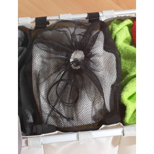 Detailaufnahme: Beige Wenko Wäschesammler Trio mit drei Fächern und Wäsche.